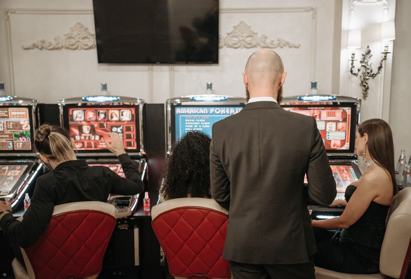 Online Casino: Spielautomaten und Live-Spiele im Überblick