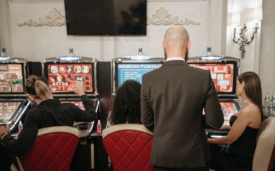 Online Casino: Spielautomaten und Live-Spiele im Überblick