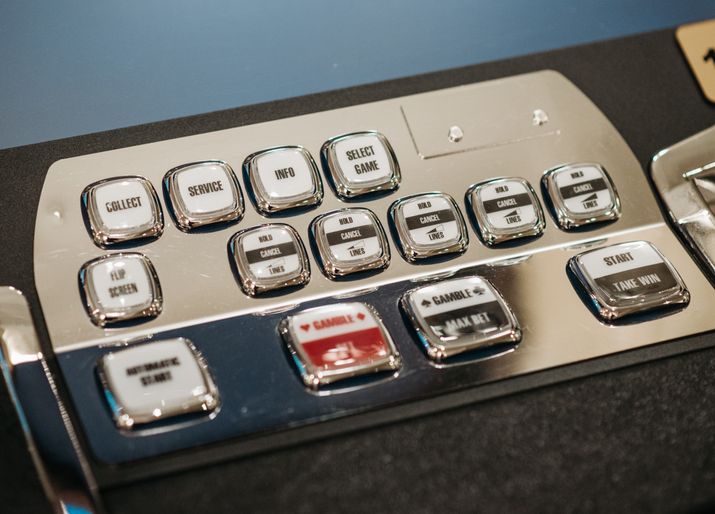 Online Casino: Spielautomaten und Live-Spiele im Überblick