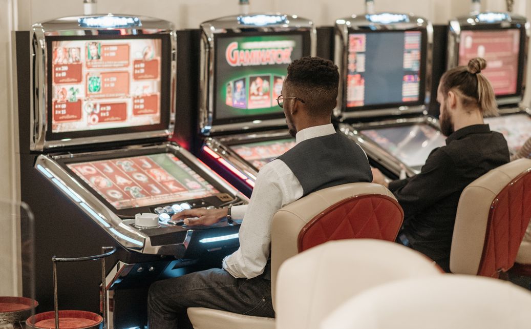 Online Casino: Spielautomaten und Live-Spiele im Überblick