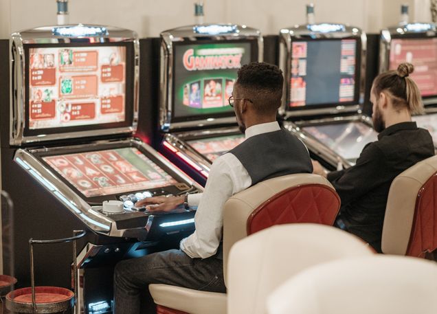 Online Casino: Spielautomaten und Live-Spiele im Überblick