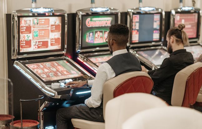 Online Casino: Spielautomaten und Live-Spiele im Überblick