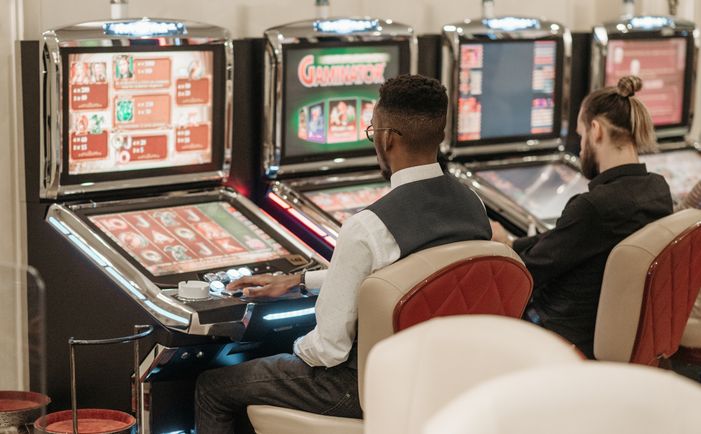 Online Casino: Spielautomaten und Live-Spiele im Überblick