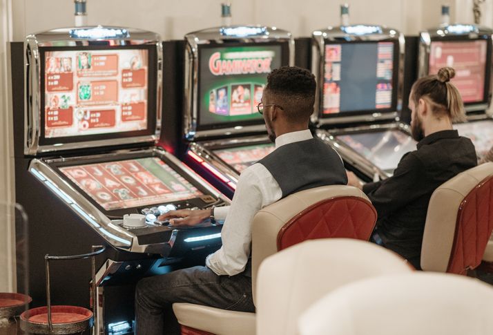 Online Casino: Spielautomaten und Live-Spiele im Überblick