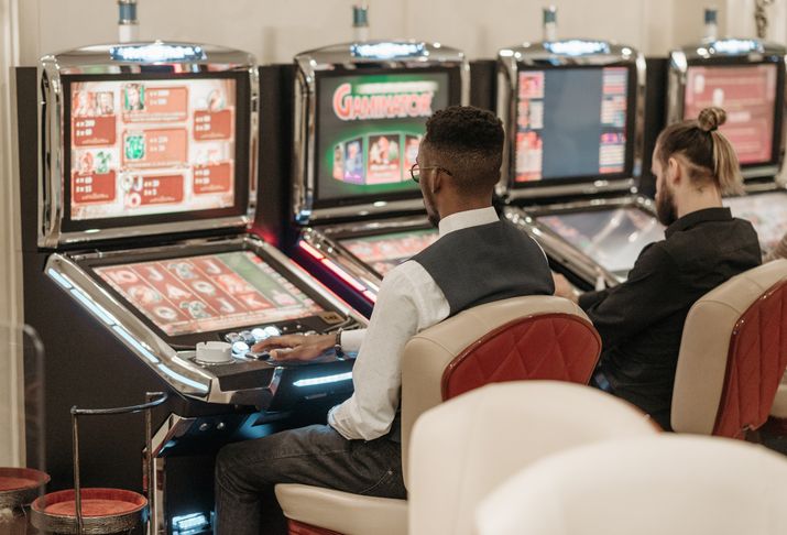 Online Casino: Spielautomaten und Live-Spiele im Überblick