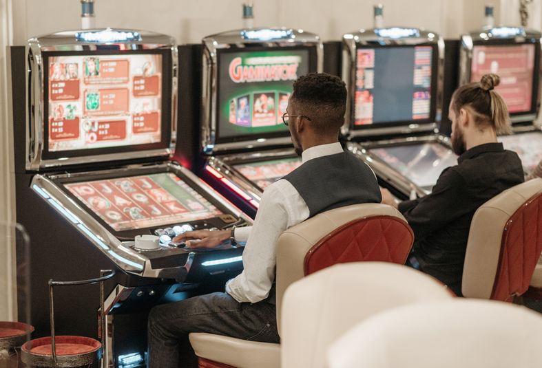 Online Casino: Spielautomaten und Live-Spiele im Überblick