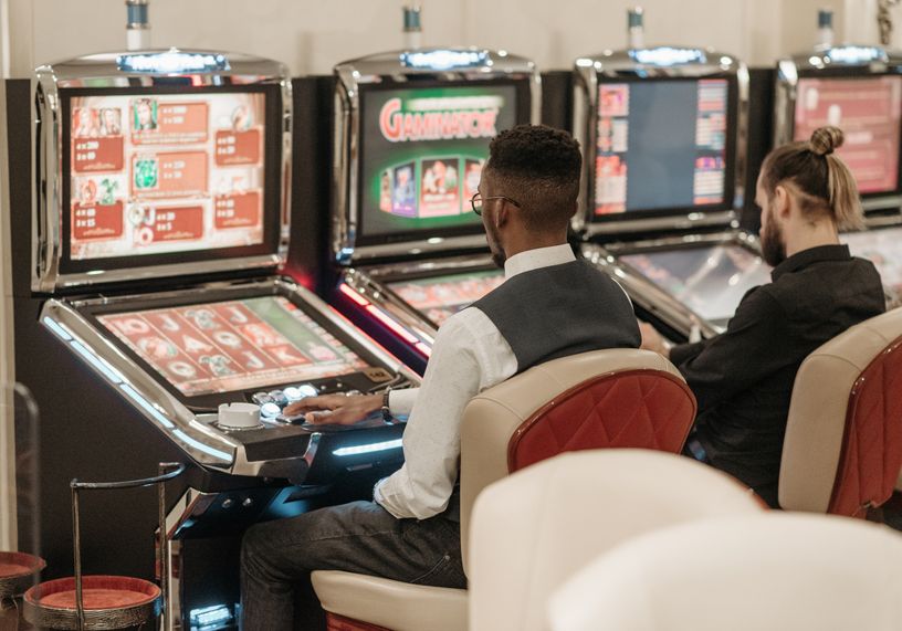 Online Casino: Spielautomaten und Live-Spiele im Überblick