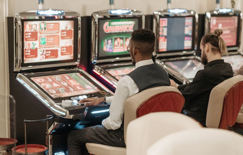 Online Casino: Spielautomaten und Live-Spiele im Überblick
