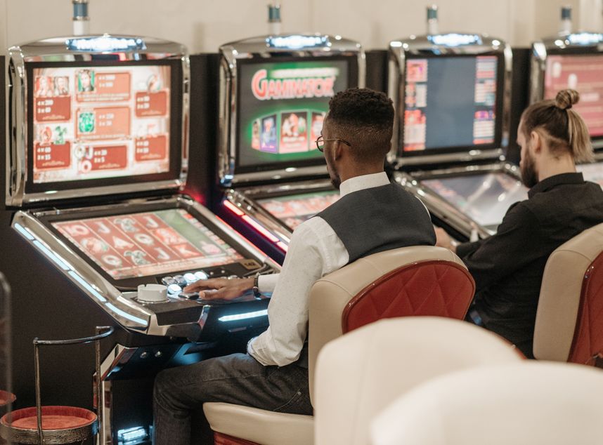 Online Casino: Spielautomaten und Live-Spiele im Überblick