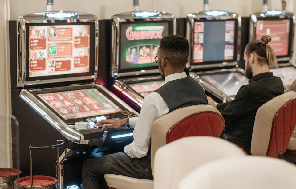 Online Casino: Spielautomaten und Live-Spiele im Überblick