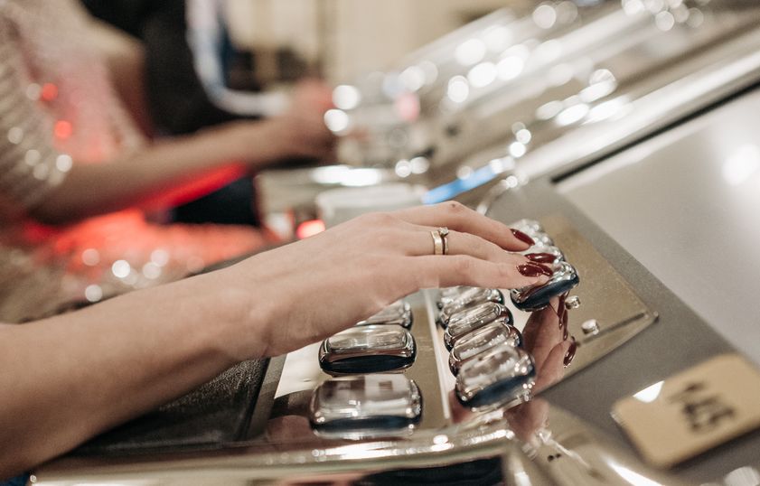 Online Casino: Spielautomaten und Live-Spiele im Überblick