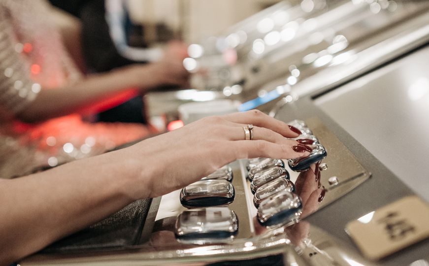 Online Casino: Spielautomaten und Live-Spiele im Überblick