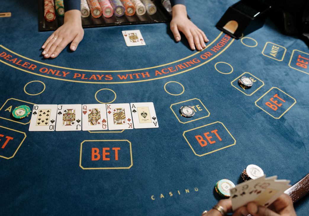 Online Casino Turnier mit Spielern an Spielautomaten