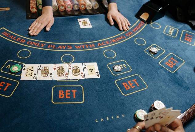 Online Casino: Spielautomaten und Live-Spiele im Überblick