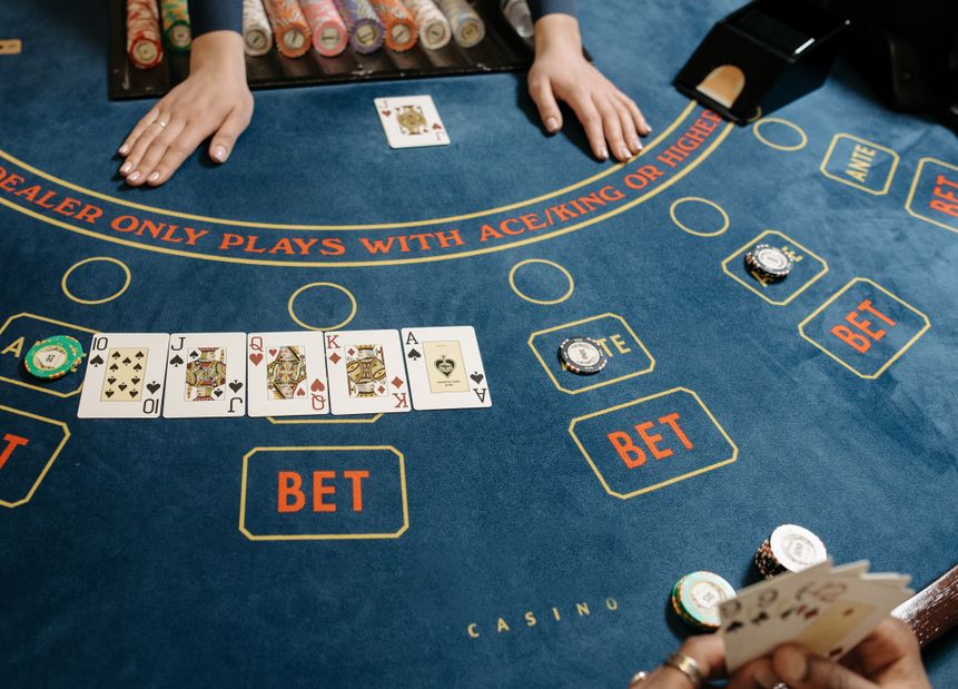 Online Casino: Spielautomaten und Live-Spiele im Überblick
