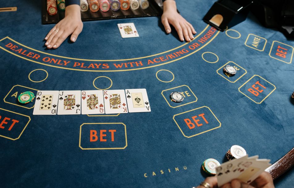Vergleich zwischen Online-Casino und traditioneller Spielbank