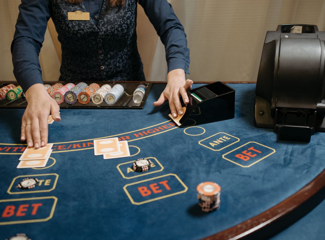 Bitcoin und Ethereum Münzen auf digitalen Hintergrund mit Online Casino Symbolen