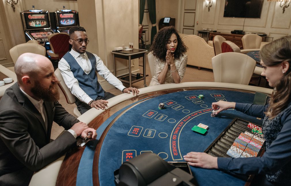 Online Casino: Spielautomaten und Live-Spiele im Überblick