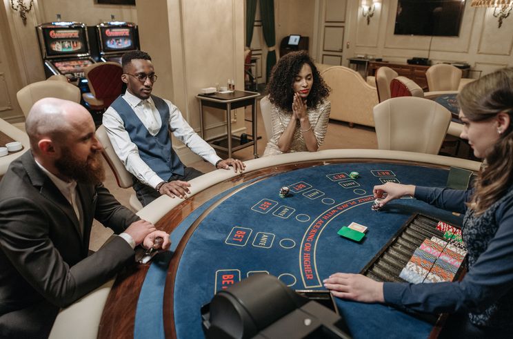 Online Casino: Spielautomaten und Live-Spiele im Überblick