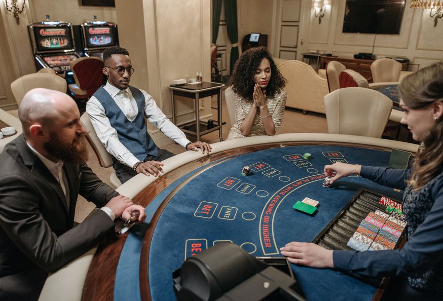 Online Casino: Spielautomaten und Live-Spiele im Überblick