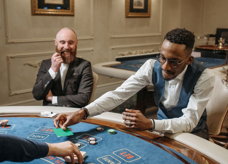 Online Casino: Spielautomaten und Live-Spiele im Überblick