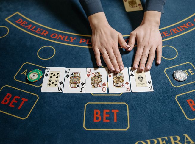 Online Casino: Spielautomaten und Live-Spiele im Überblick