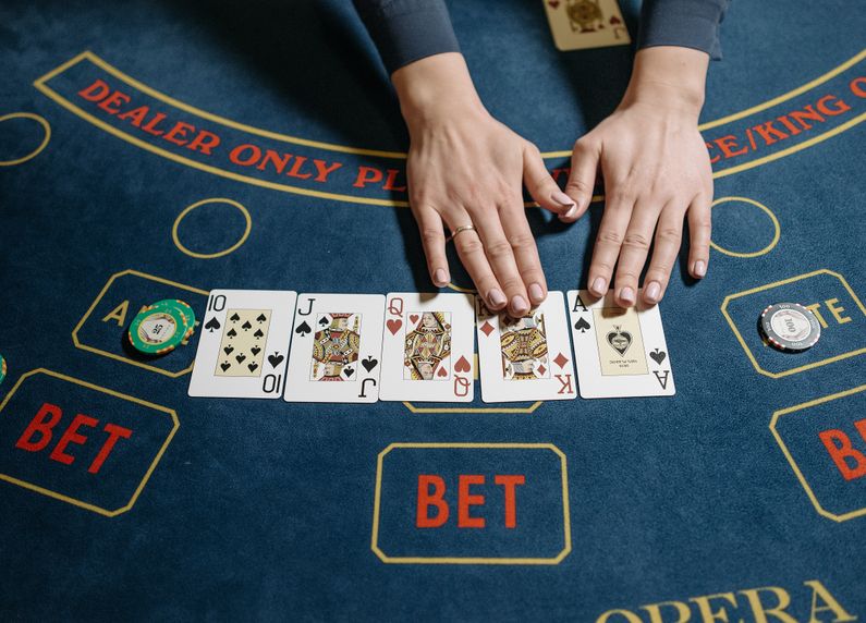 Online Casino: Spielautomaten und Live-Spiele im Überblick