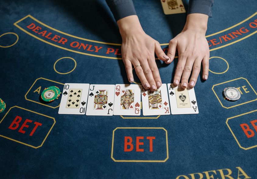 Online Casino: Spielautomaten und Live-Spiele im Überblick