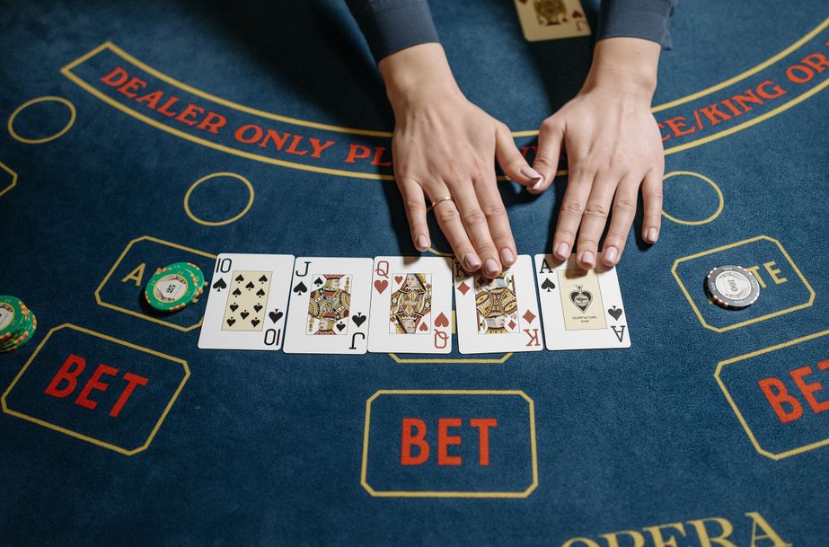 Online Casino: Spielautomaten und Live-Spiele im Überblick