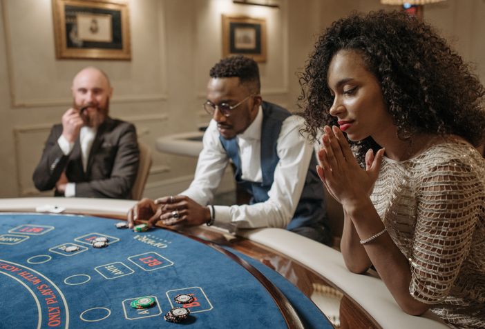 Online Casino Turnier mit Spielern am Spielautomaten
