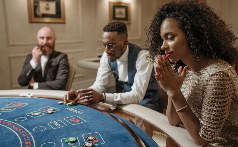 Online Casino Turnier mit Spielern an Spielautomaten