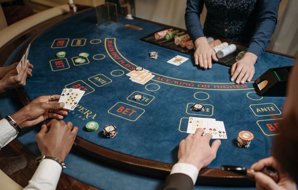 Online Casino: Spielautomaten und Live-Spiele im Überblick