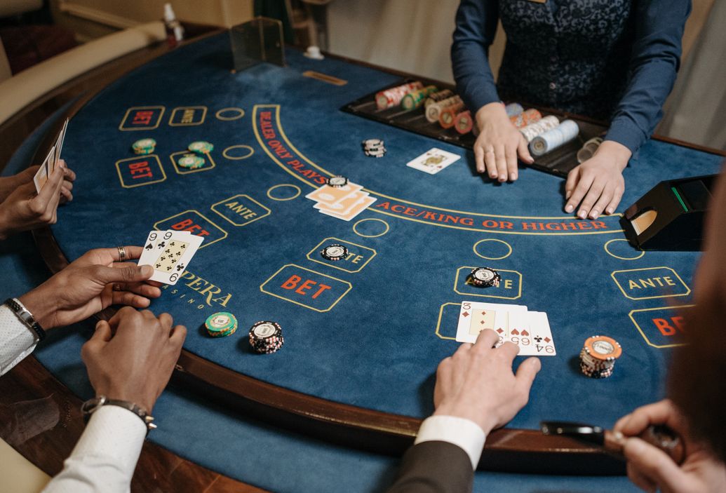 Online Casino: Spielautomaten und Live-Spiele im Überblick