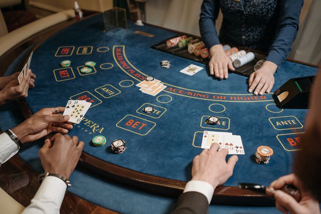 Dealer membagikan kartu