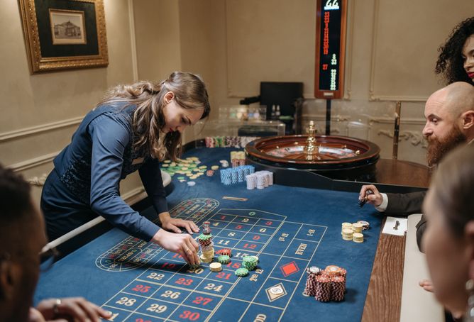 Online Casino: Spielautomaten und Live-Spiele im Überblick