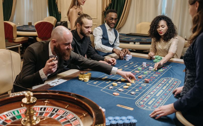 Online Casino: Spielautomaten und Live-Spiele im Überblick