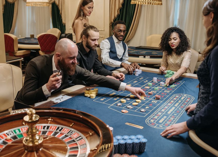Online Casino: Spielautomaten und Live-Spiele im Überblick