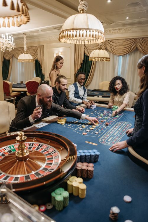 Personne jouant sur une machine à sous dans un casino