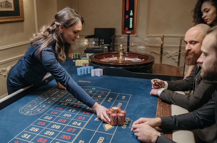 Online Casino: Spielautomaten und Live-Spiele im Überblick