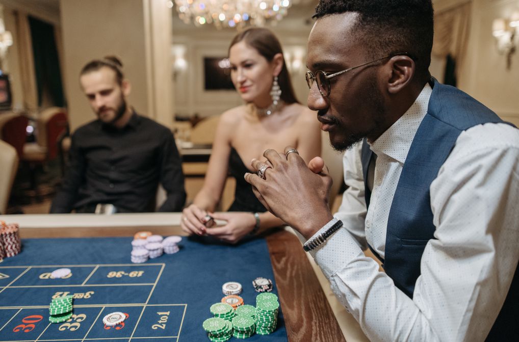 Online Casino: Spielautomaten und Live-Spiele im Überblick