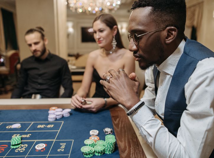 Online Casino: Spielautomaten und Live-Spiele im Überblick