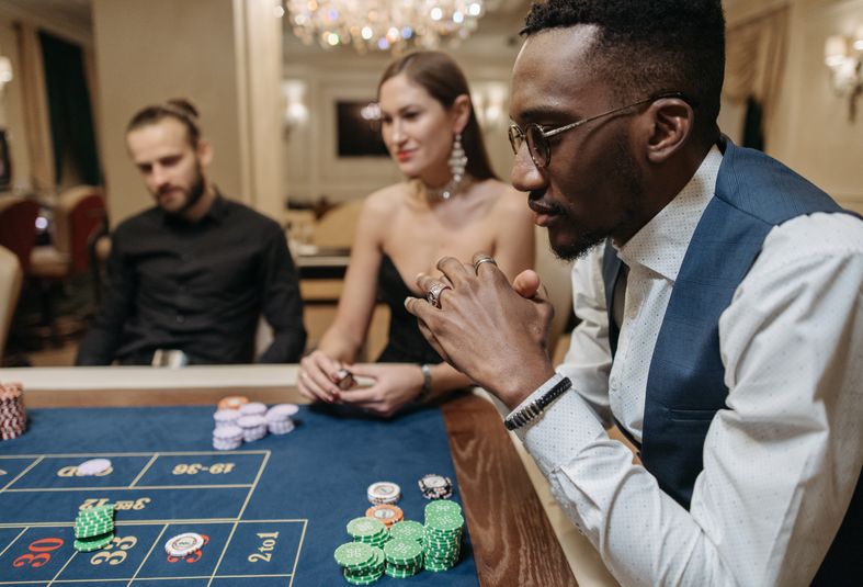 Online Casino: Spielautomaten und Live-Spiele im Überblick