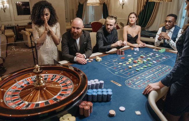 Online Casino: Spielautomaten und Live-Spiele im Überblick
