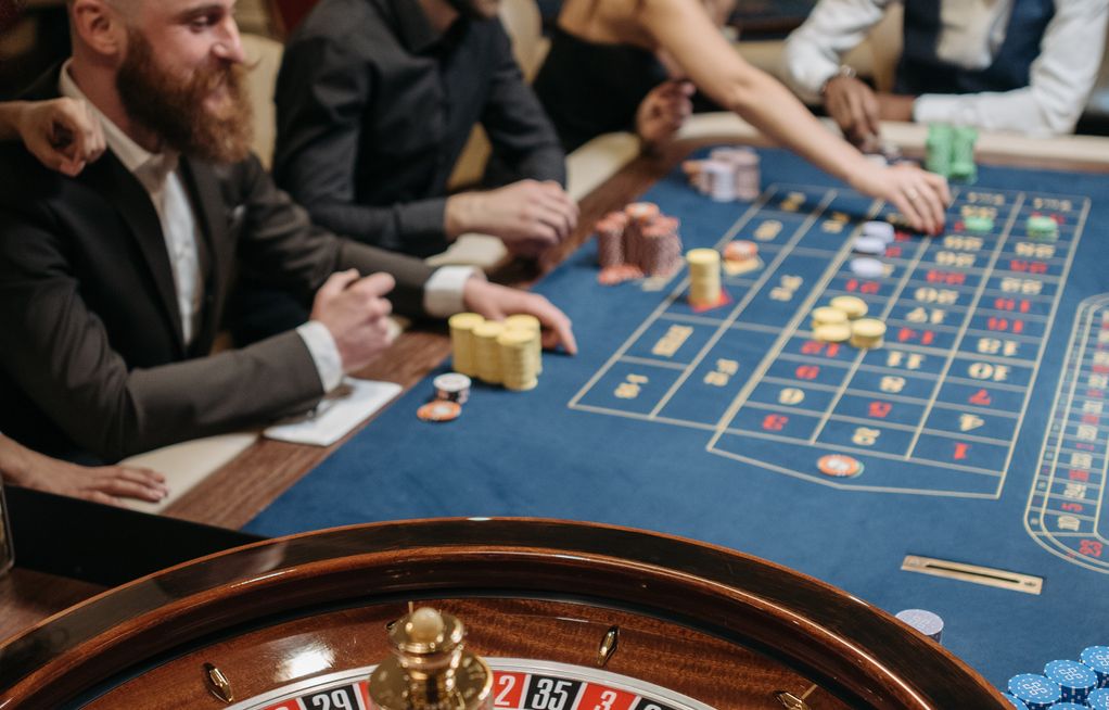 Online Casino: Spielautomaten und Live-Spiele im Überblick