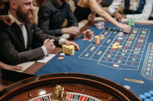 Online Casino: Spielautomaten und Live-Spiele im Überblick