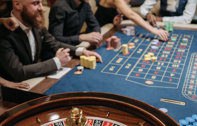 Online Casino: Spielautomaten und Live-Spiele im Überblick