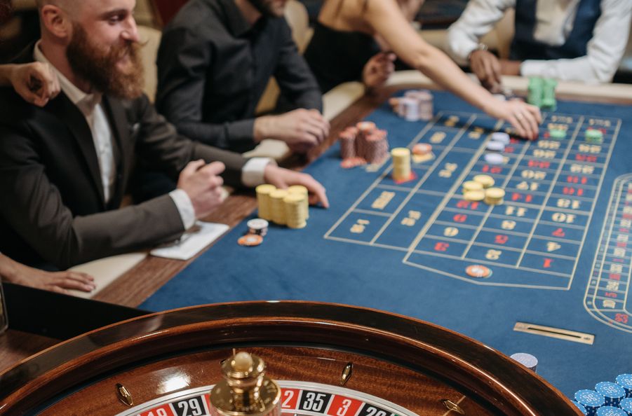 Online Casino: Spielautomaten und Live-Spiele im Überblick