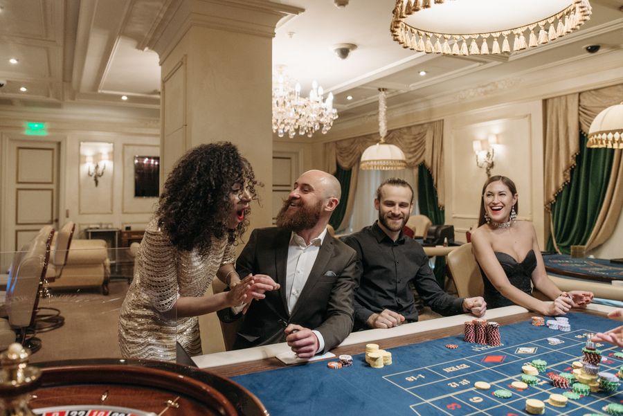 Sekelompok pemain bermain kartu poker di meja