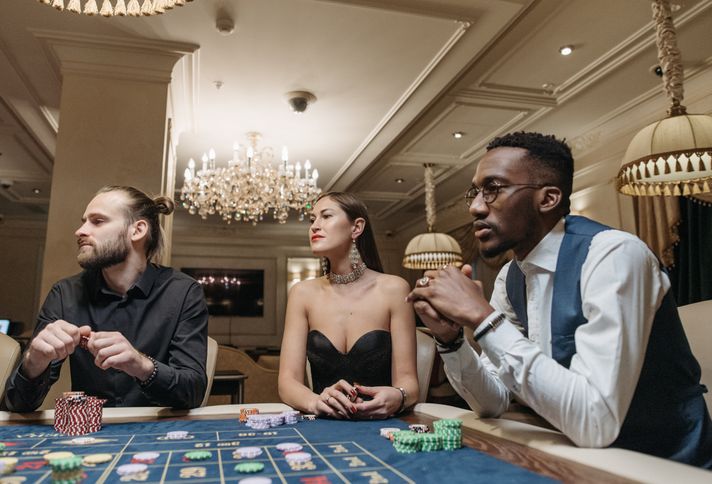 Online Casino: Spielautomaten und Live-Spiele im Überblick