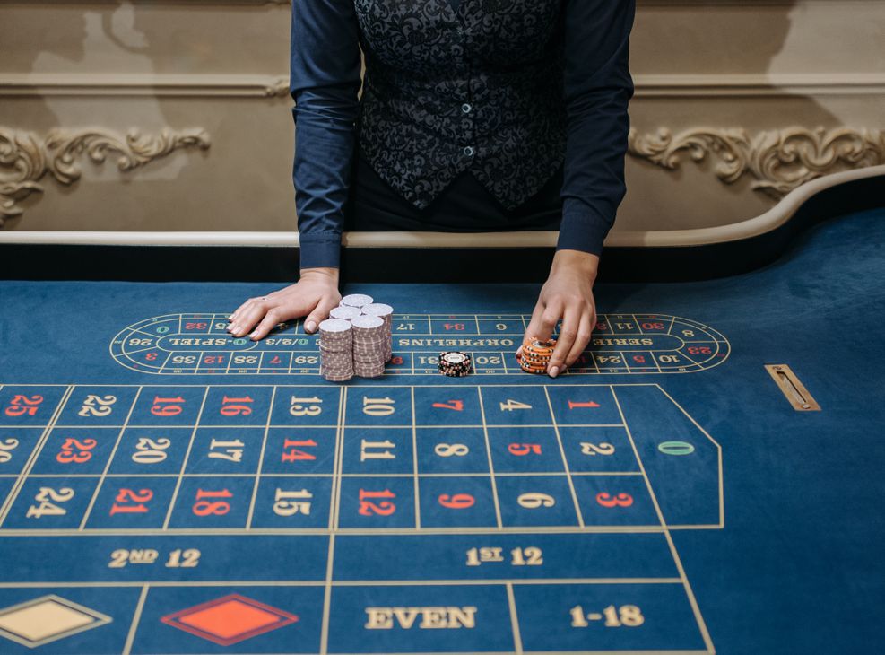 Online Spielautomaten mit bunten Symbolen auf dem Bildschirm
